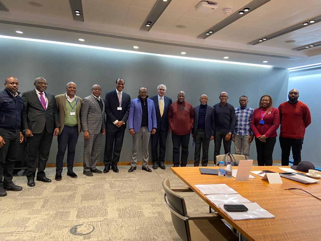 Corporate Governance programme participants and faculty at the Jones Day law firm in London.